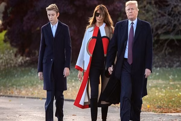 Con cái của tổng thống được mong đợi sẽ học trường tư hơn trường công để đảm bảo chất lượng giáo dục và vấn đề an ninh. Tuy nhiên, năm 1977, quy tắc này bị phá vỡ khi cựu Tổng thống Jimmy Carter đăng ký cho cô con gái Amy vào một trường công lập ở Washington. The Atlantic lý giải rằng trong chiến dịch tranh cử tổng thống, ông Jimmy Carter đã phản đối ý kiến cho rằng các trường tư thục tốt hơn các trường công lập. Ảnh: Getty Image.