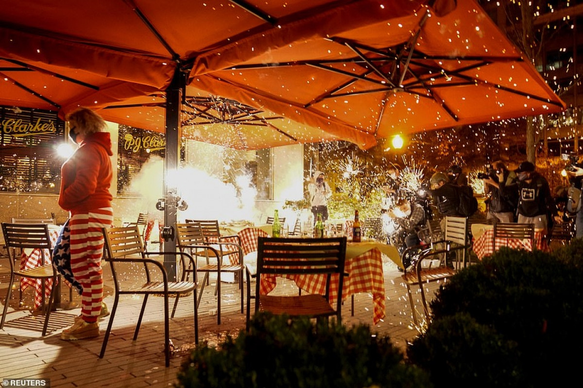 Những người ủng hộ ông Trump đã bị ném pháo hoa và chai lọ khi họ ngồi ở nhà hàng này tối 14/11.