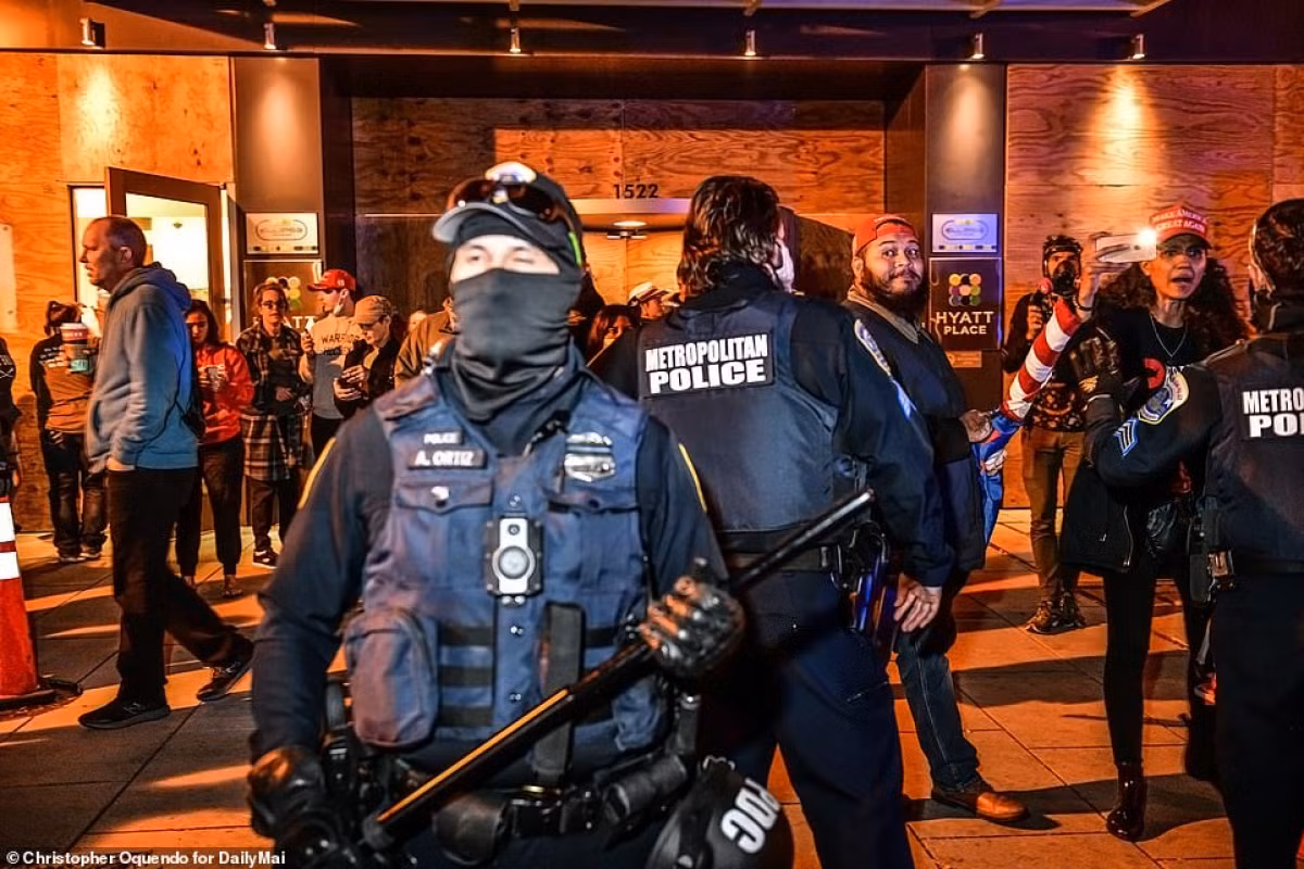 Bao luc bung phat trong bieu tinh giua phe ung ho va chong ong Trump-Hinh-10