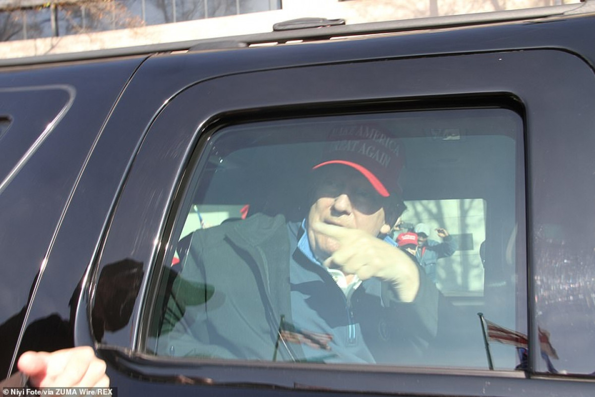 Ông Trump ngồi trong xe ô tô bọc thép và có kính chống đạn đi qua khu vực có người biểu tình ủng hộ mình.