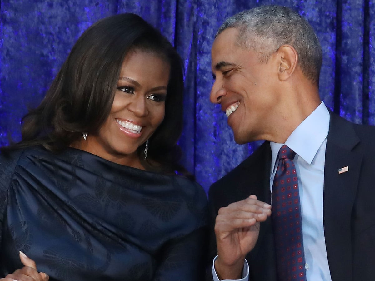 Năm 2018, ông Obama và vợ, bà Michelle Obama, đã ký các hợp đồng viết sách trị giá ít nhất 60 triệu USD, theo Business Insider. Ảnh: The Guardian.