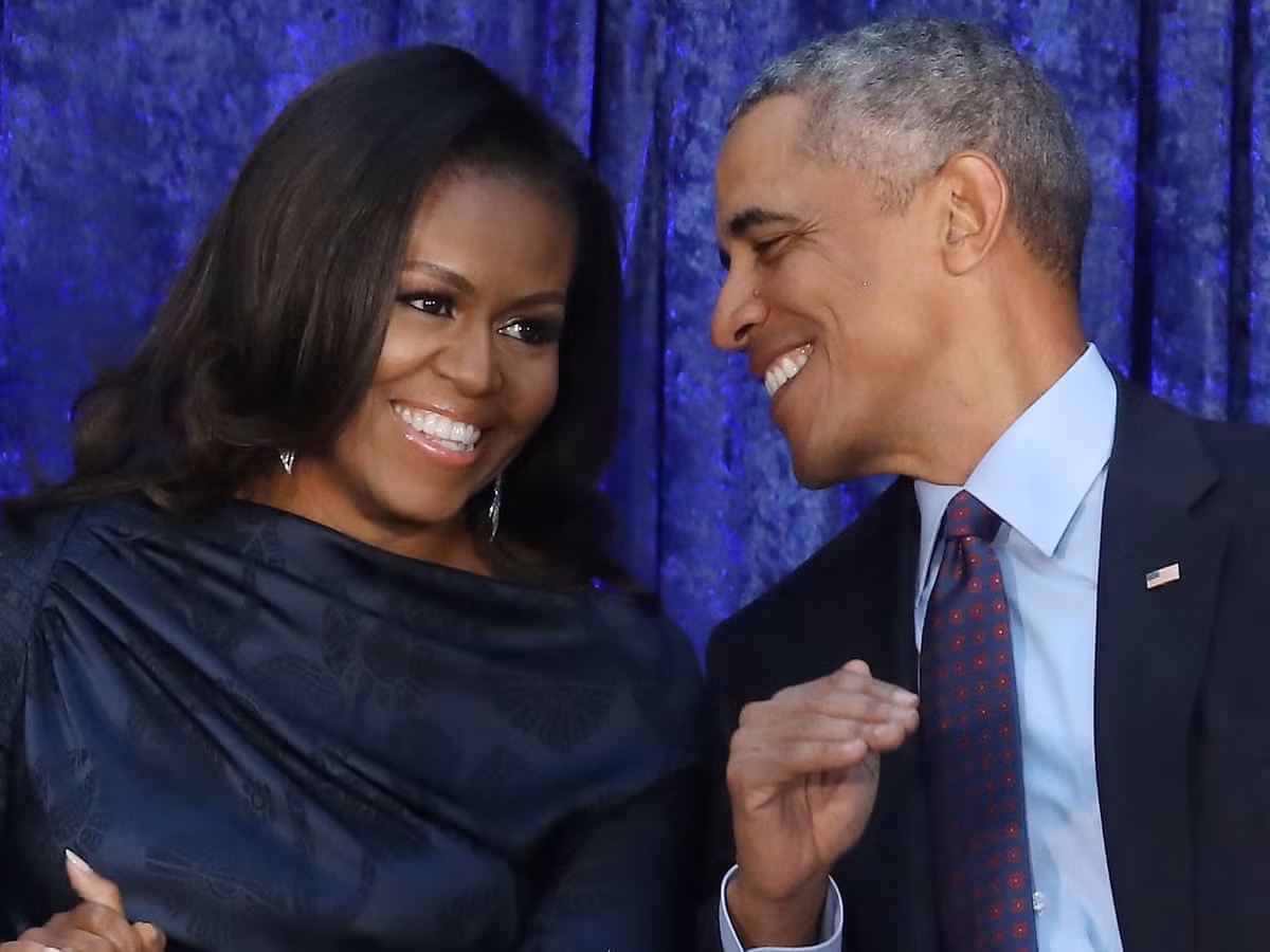 Năm 2018, ông Obama và vợ, bà Michelle Obama, đã ký các hợp đồng viết sách trị giá ít nhất 60 triệu USD, theo Business Insider. Ảnh: The Guardian.
