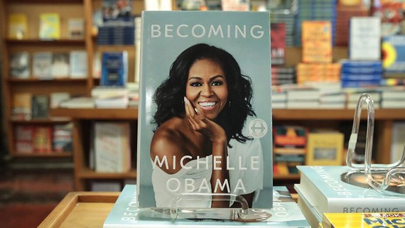 Đáng chú ý, cuốn hồi ký “Becoming” của bà Obama đã bán được 725.000 bản tại Bắc Mỹ ngay trong ngày đầu phát hành vào năm 2018. Đến thời điểm hiện tại, tác phẩm của cựu Đệ nhất phu nhân Mỹ đã chạm mốc 10 triệu ấn bản trên toàn thế giới.