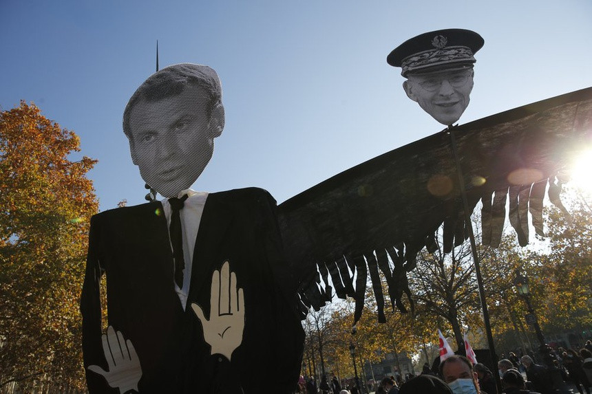 Người biểu tình mang theo hình nộm của Tổng thống Pháp Emmanuel Macron và cảnh sát trưởng thành phố Paris Didier Lallement. Ảnh: AP.