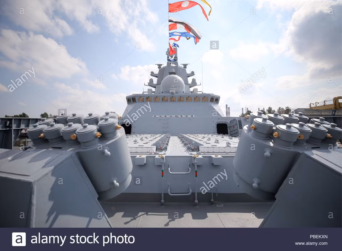 Đặc biệt, việc tăng kích cỡ lên gần gấp đôi, người ta có thể dễ dàng nhé thêm đến 32 ống phóng cho phép 22350M triển khai tổng cộng 48 tên lửa hành trình Kalibr. Nguồn ảnh: Army Stock