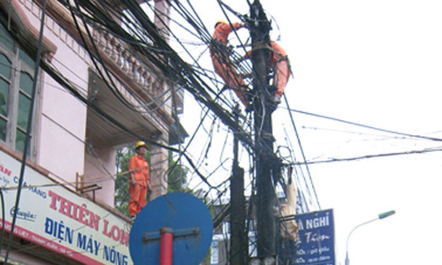 Chay cap vien thong, lan sang cot dien o Ha Noi