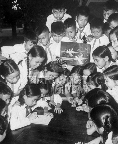 Các đội viên viết thư gửi hai nhà du hành vũ trụ Xô viết Andriyan Nikolayev và Pavel Popovich sau chuyến bay thành công năm 1962.