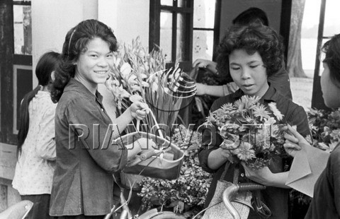 Hàng bán hoa ở Hà Nội năm 1967.