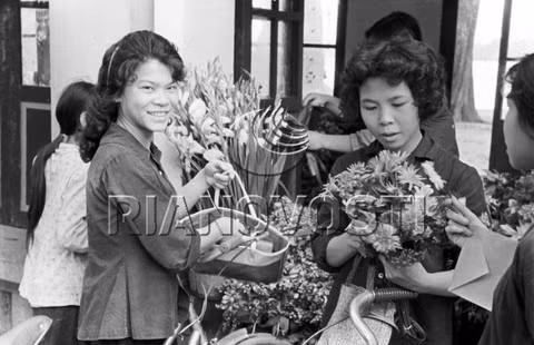 Hàng bán hoa ở Hà Nội năm 1967.