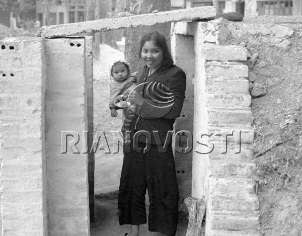 Hai mẹ con tại một hầm tránh bom ở miền Bắc Việt Nam, 23/9/1973. Ảnh: RIA Novosti.