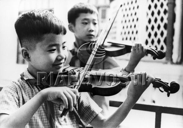 Các cậu bé học đàn tại Cung Thiếu nhi Hà Nội, 1970.