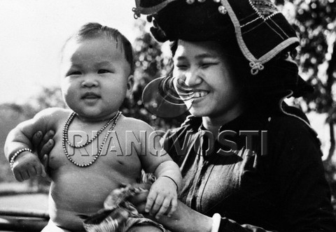 Hai mẹ con đòng bào dân tộc ở miền núi Tây Bắc, 1966.