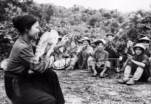 Cô gái đồng bào dân tộc biểu diễn điệu múa dân tộc trước các chiến sĩ ở khu vực miền núi phía Bắc, 1970.