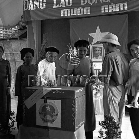 Người Hà Nội mừng hiệp định Paris được ký kết năm 1973.