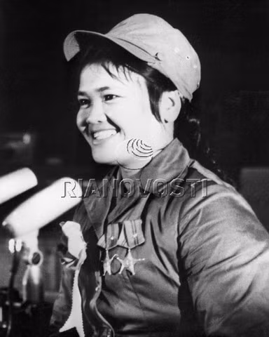 Một nữ chiến sĩ được tuyên dương vì thành tích chiến đấu ở miền Bắc Việt Nam thời kháng chiến chống Mỹ. Ảnh: RIA Novosti.