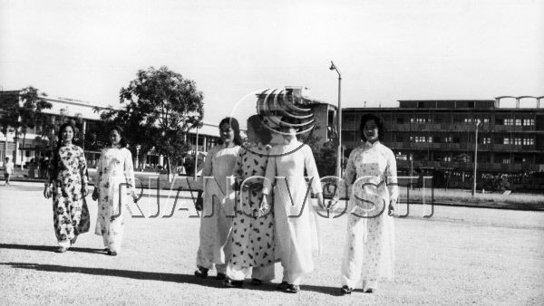 Nữ sinh ĐH Bách Khoa, 1/10/1970.