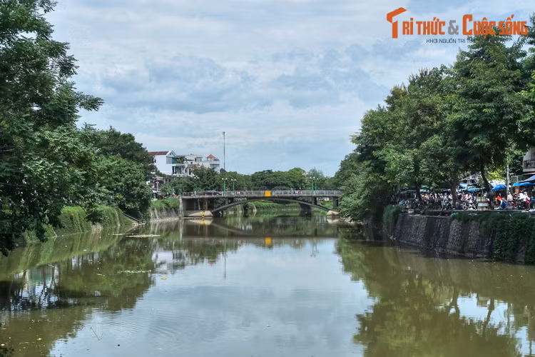 Theo đó, từ rất lâu trước khi cầu và chợ Bến Ngự được xây dựng, nơi đây đã có một bến thuyền, là nơi vua triều Nguyễn cho thuyền rồng đậu lại trong những lần đi tế lễ ở đàn Nam Giao.