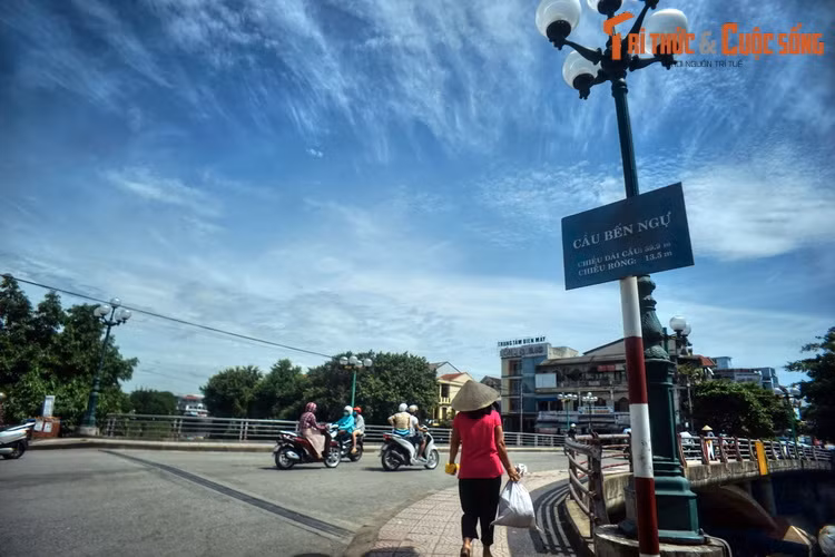 Bài hát này có những ca từ khiến người dân Huế không khỏi xao xuyến mỗi khi nghe: “Ai về Bến Ngự cho ta nhắn cùng, nhớ chăng non nước Hương Bình, có những ngày xanh, lưu luyến bao tình...”.