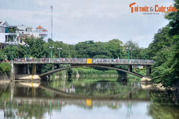 Trong thời gian bị quân Pháp giam lỏng ở Huế, nhà yêu nước Phan Bội Châu được người dân nơi đây trìu mến gọi là “Ông già Bến Ngự”. Theo giai thoại, cụ Phan có biệt danh này vì thường đến khu vực Bến Ngự câu cá.