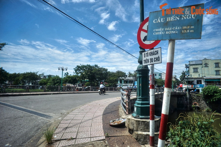 Dù Bến Ngự xưa không còn, con dốc xuống bờ sông vẫn được gọi là dốc Bến Ngự, rồi sau này cây cầu, hay ngôi chợ bên sông cũng đều gắn cái tên Bến Ngự.