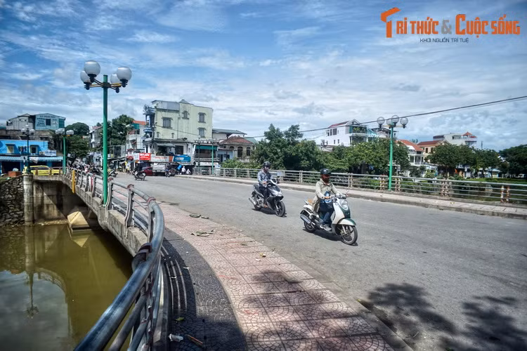 Nhắc đến địa danh " Bến Ngự", người dân Huế sẽ nghĩ đến cây cầu Bến Ngự bắc qua sông An Cựu và khu chợ mang tên Bến Ngự nằm bên đầu phía Bắc của cầu. Phía sau tên gọi này là những cây chuyện lịch sử và văn hóa thú vị không phải ai cũng biết.