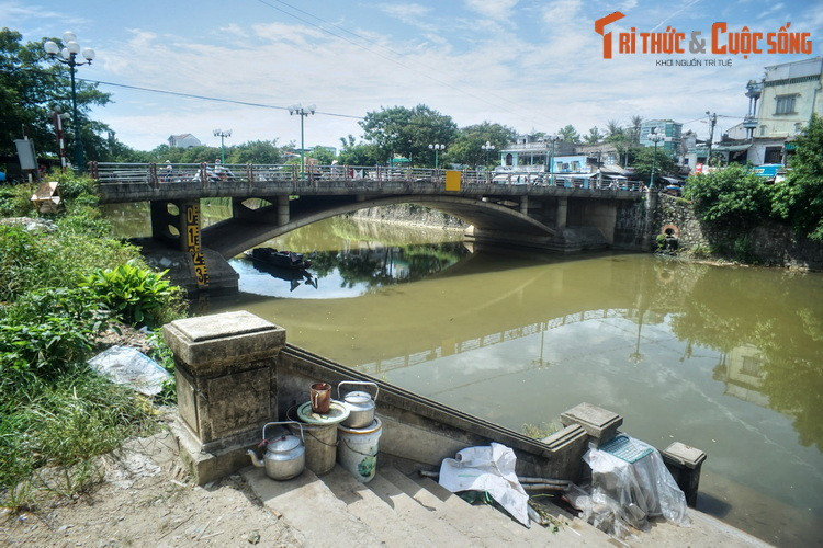 Đại Nam thực lục chép như sau: “Ngày Đinh Mão tháng 2, năm Bính Thân, Minh Mạng 17 (1836); tế trời đất ở đàn Nam Giao. Hằng năm, ngự giá qua sông Hương, qua bờ sông Lợi Nông đều phải qua cầu phao...".
