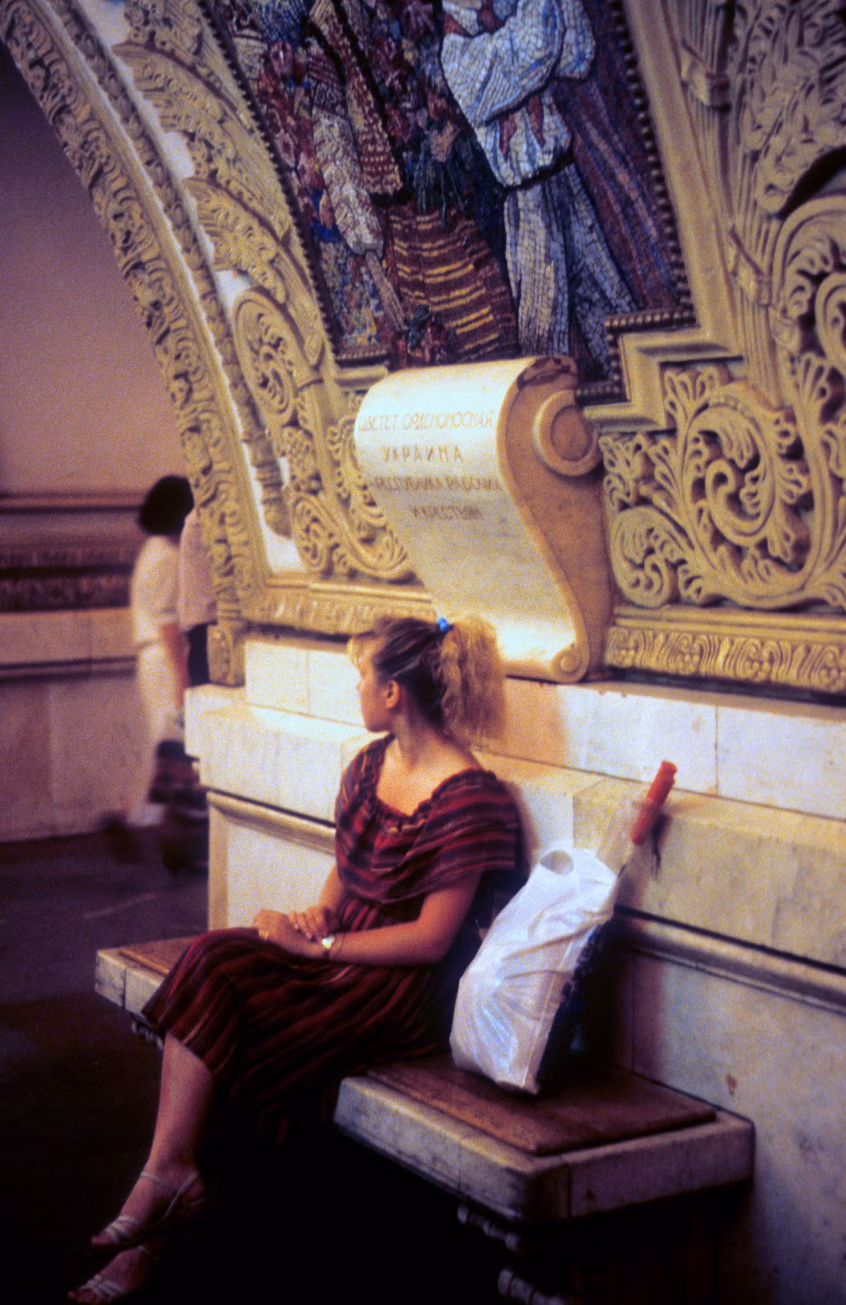 Người đẹp ngồi trên ghế đá tại một ga tàu điện ngầm ở Moscow.