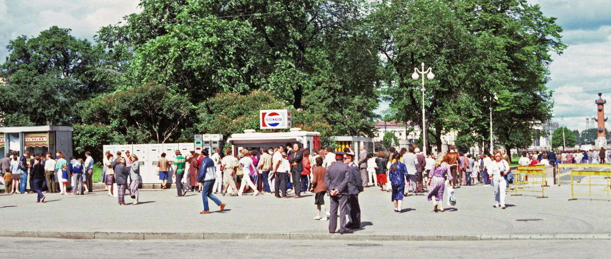 Người dân đi dạo và mua sắm tại khu vực công viên gần cột Rostral ở thành phố Leningrad, nay là thành phố St Peterburg.