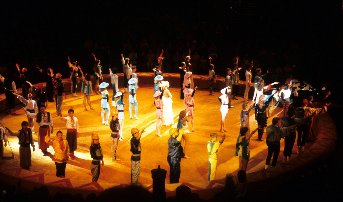 Các diễn viên trên sân khấu của rạp xiếc Moscow.