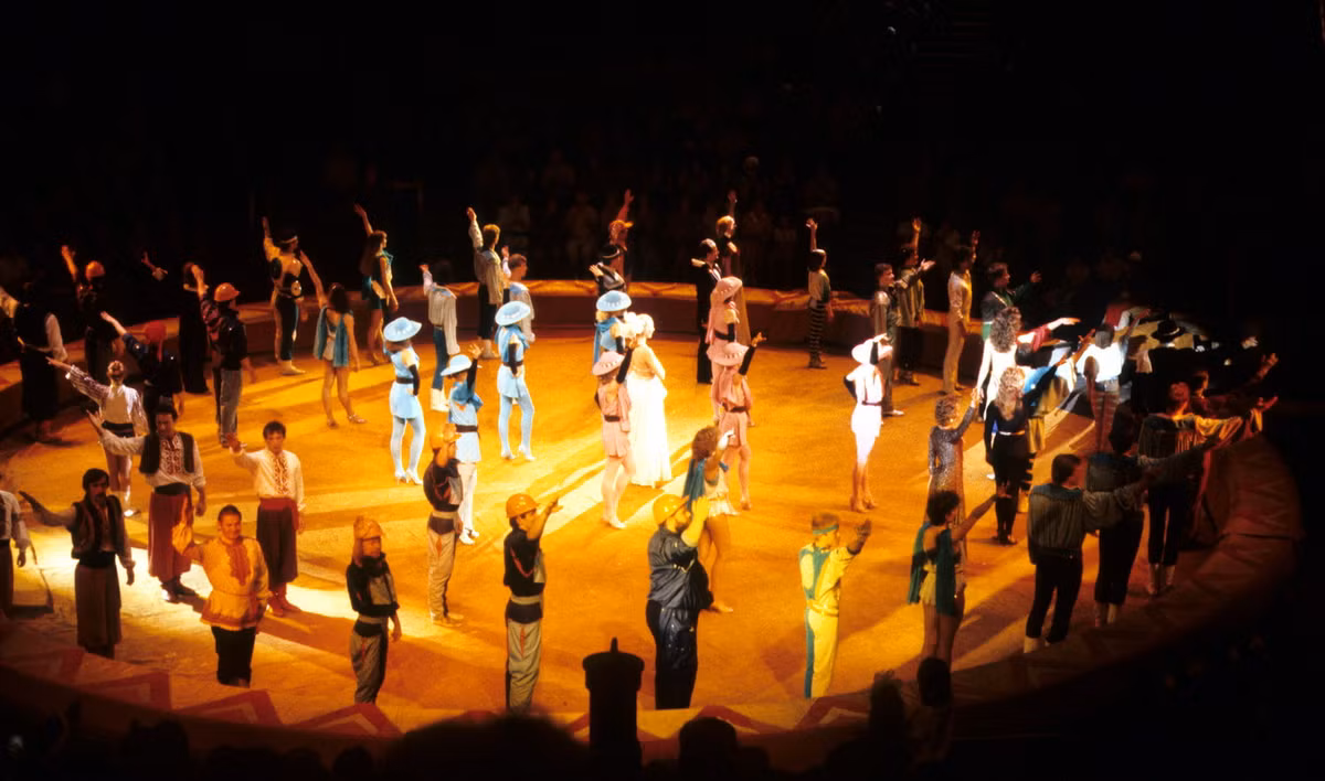 Các diễn viên trên sân khấu của rạp xiếc Moscow.