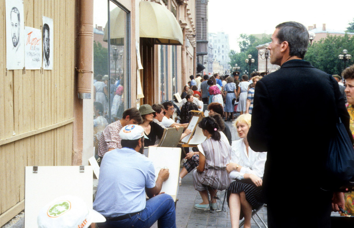 Các họa sĩ ký họa chân dung cho du khách trên phố Arbat.
