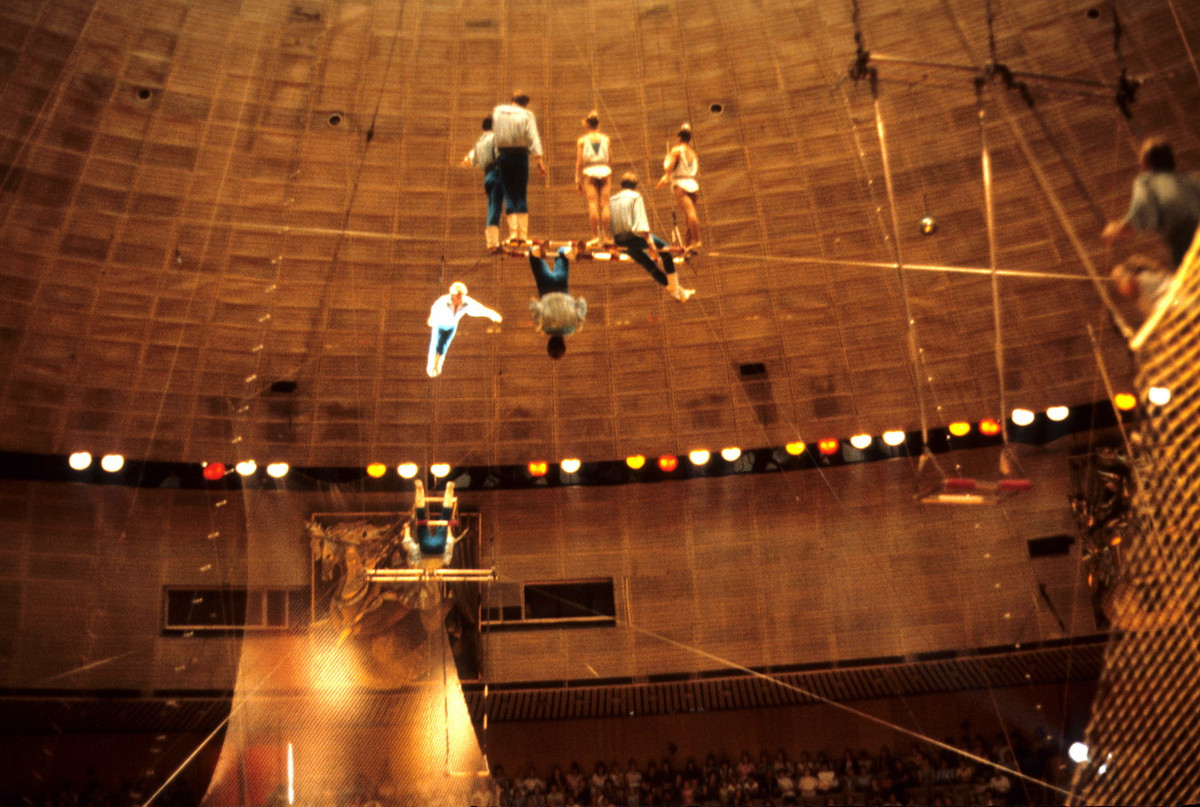 Tiết mục xiếc thăng bằng diễn ra trên độ cao hàng chục mét so với sân khấu.