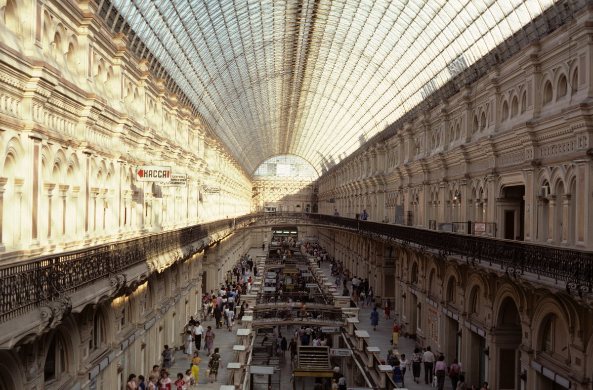 Không gian bên trong GUM, cửa hàng bách hóa tổng hợp lớn nhất Liên Xô ở thủ đô Moscow.