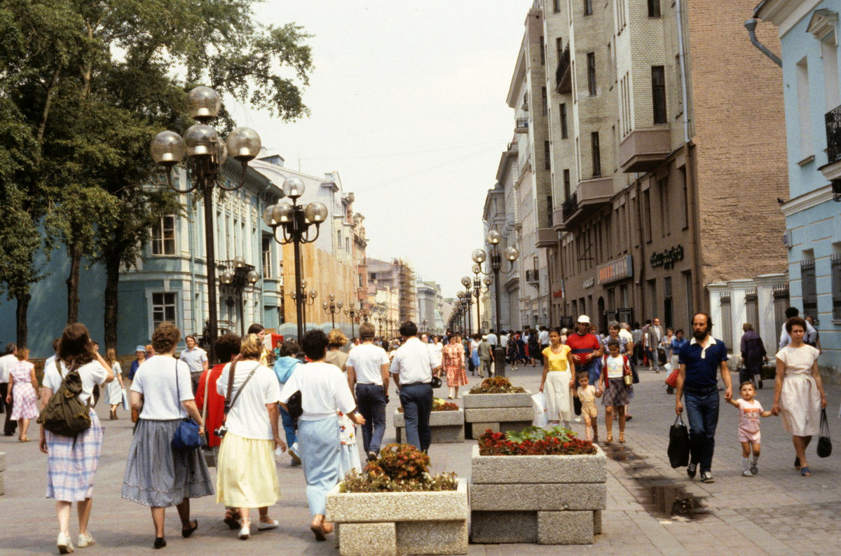 Khung cảnh nhộn nhịp trên phố Arbat.