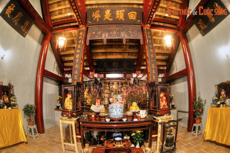 Nằm cạnh đình là đền Vũ Thạch, cũng được bài trí tôn nghiêm.