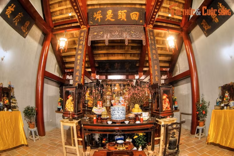 Nằm cạnh đình là đền Vũ Thạch, cũng được bài trí tôn nghiêm.