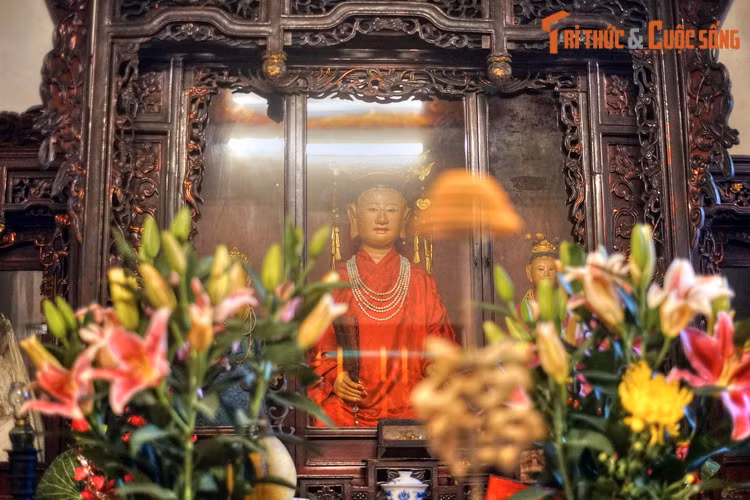 Ngôi đền này là nơi thờ các vị thánh thần trong đạo Mẫu. Ngoài đình và đền còn có chùa Vũ Thạch nằm trong ngõ 13B Bà Triệu, tạo thành cụm di tích đình - đền - chùa độc đáo.