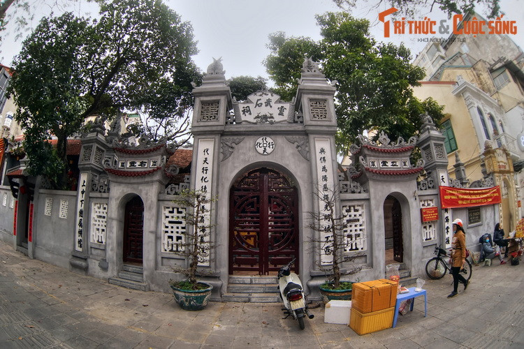 Những công trình hiện tồn của của đình Vũ Thạch mang phong cách nghệ thuật kiến trúc của thời Nguyễn. Đầu tiên là cánh cổng tam quan nằm trên mặt phố Bà Triệu.