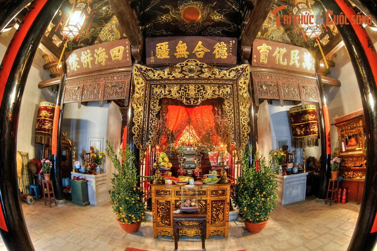 Tương truyền, ngôi đình này đã nằm bên hồ Tả Vọng (tên gọi cũ của hồ Gươm) từ rất lâu đời. Đây là một trong những nơi thờ Khỏa Ba Sơn, vị tướng tài trong cuộc khởi nghĩa của Hai Bà Trưng.