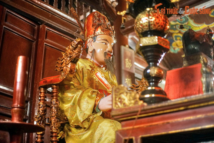 Trong đình Vũ Thạch có tượng Phật, tượng thánh Khỏa Ba Sơn cùng 30 ngai thờ sơn son thiếp vàng, trong đó 5 ngai lớn được chạm trổ rất công phu.