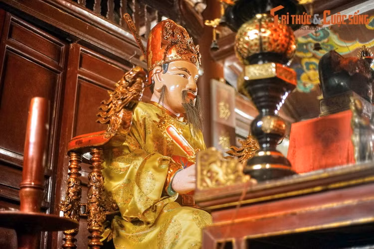 Trong đình Vũ Thạch có tượng Phật, tượng thánh Khỏa Ba Sơn cùng 30 ngai thờ sơn son thiếp vàng, trong đó 5 ngai lớn được chạm trổ rất công phu.