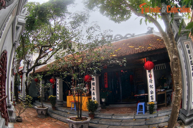 Sau cổng tam quan là nhà đại bái rộng 5 gian, kết nối với thượng điện và hậu cung hẹp hơn, tạo thành hình chuôi vồ.