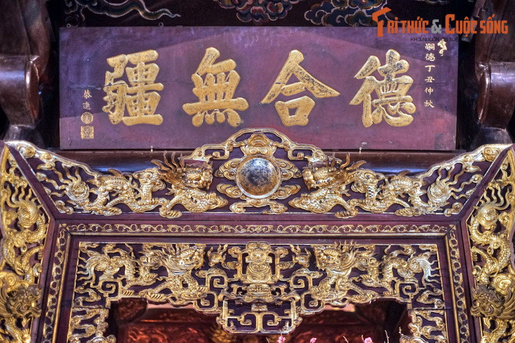 Các hoành phi, câu đối, cửa võng, hương án đều được trang trí đẹp đẽ, các đồ tế khí thể hiện trình độ chế tác rất cao.