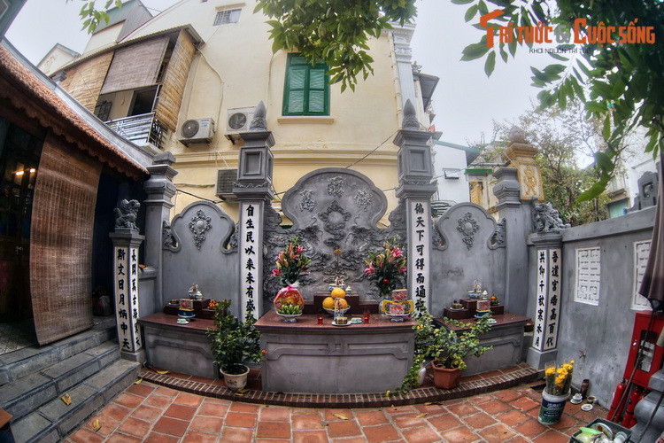 Do sự mở rộng đường phố vào thời thuộc Pháp, khoảng sân trước đình đã bị cắt một phần nên diện tích khá hẹp. Thời kỳ sau này, phía sau và hai bên đình cũng bị người dân lấn chiếm một phần đất.