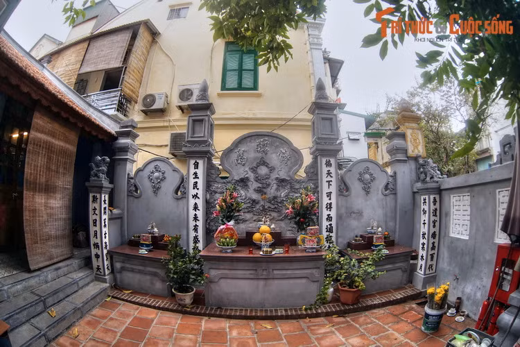 Do sự mở rộng đường phố vào thời thuộc Pháp, khoảng sân trước đình đã bị cắt một phần nên diện tích khá hẹp. Thời kỳ sau này, phía sau và hai bên đình cũng bị người dân lấn chiếm một phần đất.