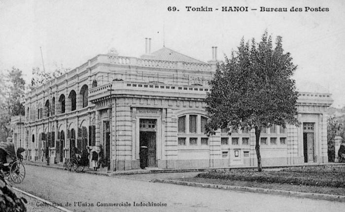 Trụ sở Bưu điện Hà Nội xưa. Tòa nhà này ngày nay nằm trên phố Lê Thạch.