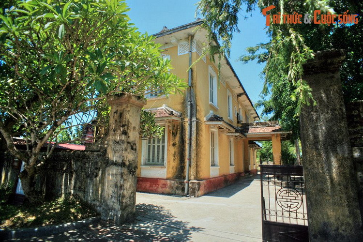 Trong quần thể kiến trúc của Tử Cấm Thành ở Hoàng thành Huế, có một công trình khá đặc biệt nằm ở hướng Bắc. Đây là một dinh thự 2 tầng được xây dựng theo kiến trúc hiện đại, khác với các tòa nhà mang phong cách truyền thống trong Tử Cấm Thành.