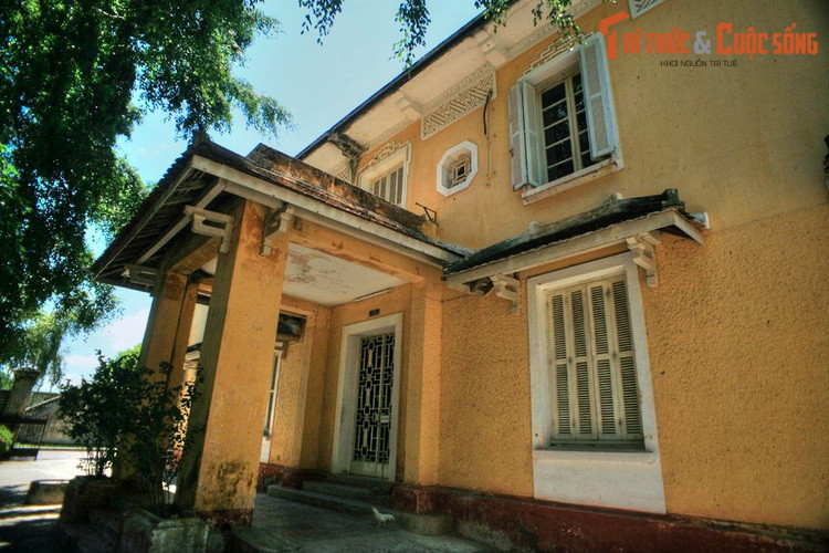 Đây là nơi làm việc của Ngự tiền Văn phòng, cơ quan thay thế cho Nội Các (có chức năng phụ tá nhà vua, chuyên trách giải quyết các công việc về văn thư, giấy tờ) từ thời vua Minh Mạng. Về mặt ngữ nghĩa, "Ngự tiền" nghĩa là "trước nơi vua ngự".