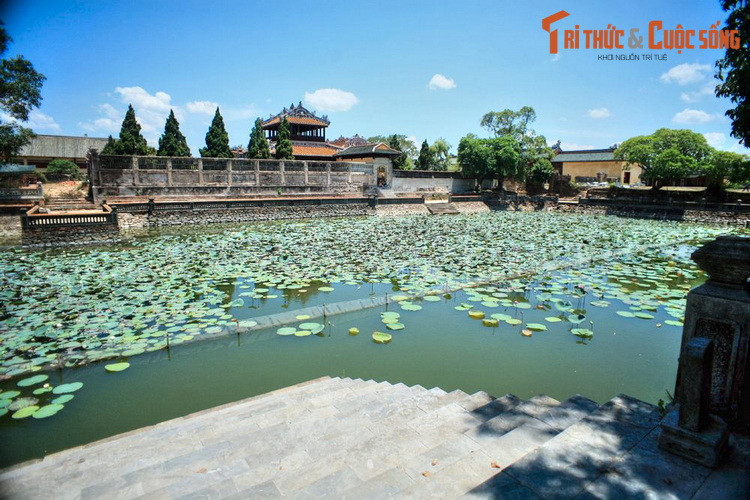 Nằm kế bên hồ nước xanh mát, có khuôn viên rộng rãi với nhiều cây xanh và ghế đá, tòa dinh thự gần trăm tuổi là nơi nghỉ chân quen thuộc của du khách trong hành trình khám phá Hoàng thành.