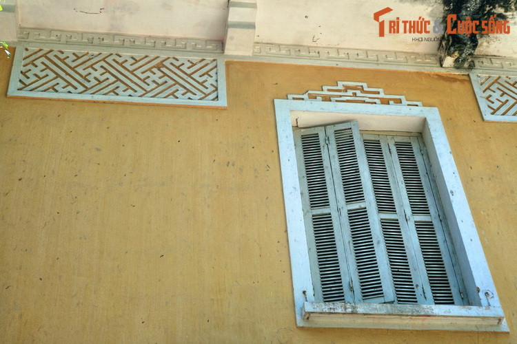 Trong giai đoạn lịch sử đặc biệt này, Phạm Khắc Hòe đã tích cực vận động vua Bảo Đại thoái vị, đồng thời ông cũng là người vạch ra những nội dung chính trong quá trình soạn thảo bản Chiếu thoái vị của vua.